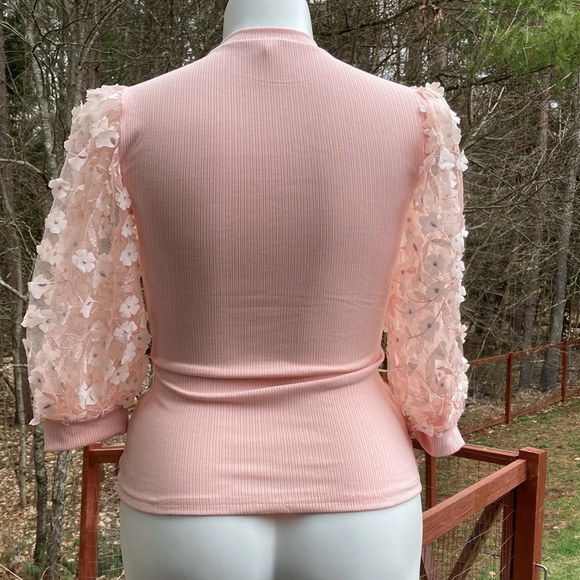 Peach ribbed top w/sheer puff sleeves with flower appliqués size M - Picture 4 of 6